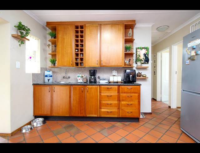 4 BEDROOM TOWNHOUSE FOR SALE IN ROOIHUISKRAAL NORTH